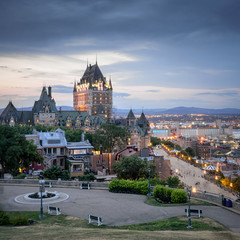 Fototapeta premium Chateau Frontenac w mieście Quebec i Terrace Dufferin o zachodzie słońca.