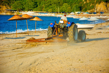 Mechanized beach cleaning