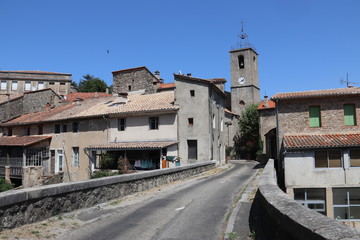 Fototapeta na wymiar Pont du village de Saint André de Majencoules dans les Cévennes 