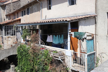 Linges séchant sur une terrasse à Saint André de Majencoules dans les Cévennes	