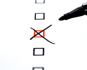 Checkliste – Wahlzettel – Ausfüllen von Auswahlfeldern mit schwarzem Stift (weißer...