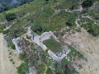 Fototapeta na wymiar Maison en ruine dans les Cévennes, vue aérienne