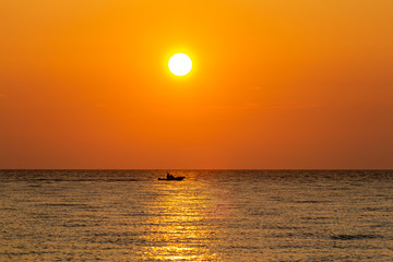夕日とボート　海