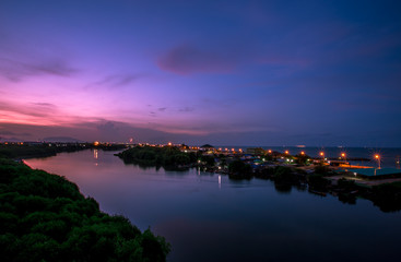 Blurred wallpaper of colorful, twilight sky by the sea, with lights from the street shining at night, beautiful natural occurrences, seen in scenic spots or tourist attractions. B  โดย Bangprikphot