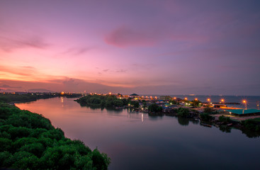 Blurred wallpaper of colorful, twilight sky by the sea, with lights from the street shining at night, beautiful natural occurrences, seen in scenic spots or tourist attractions. B  โดย Bangprikphot