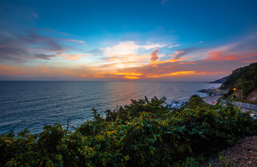 Blurred wallpaper of colorful, twilight sky by the sea, with lights from the street shining at night, beautiful natural occurrences, seen in scenic spots or tourist attractions