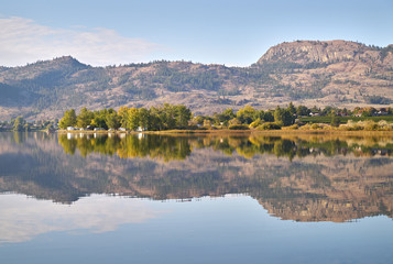 Obraz premium Lakeside Campers Osoyoos Lake. Campers on a quiet beach on Osoyoos Lake, British Columbia, Canada.