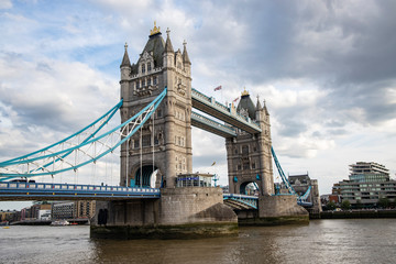 Fototapeta na wymiar London Bridge Cloudy Day 