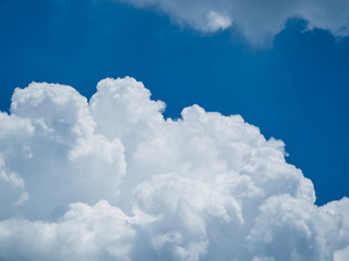 Obraz na płótnie Canvas cloudy sky on a sunny day
