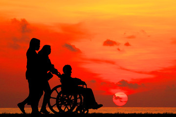 Obraz premium silhouette happy family on the beach at sunrise time