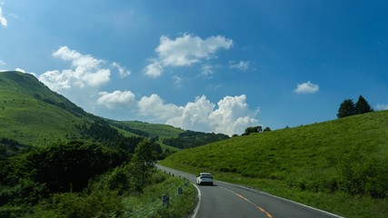 青空の高原を自動車が走る爽快な風景／The Venus Line of Nagano, Japan