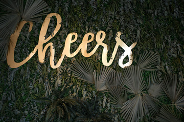 Mural de plantas con cartel que dice Cheers.