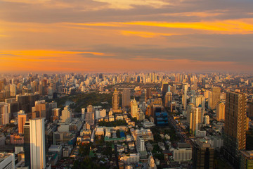 Fototapeta premium Cityscape Bangkok skyline top view at twilight