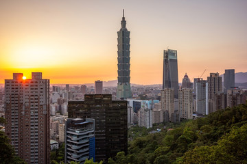 Fototapeta premium Taipei, Taiwan city skyline at sunset from view of Taipei City, make a hike to the top of Elephant Mountain