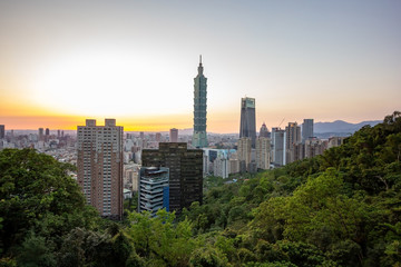 Obraz premium Taipei, Taiwan city skyline at sunset from view of Taipei City, make a hike to the top of Elephant Mountain