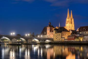 Fototapeta na wymiar Die Altstadt von Regensburg bei Nacht 