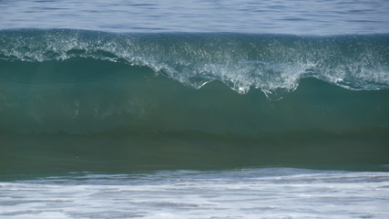Ola en la playa del norte de Perú buena para algunos deportes acuáticos