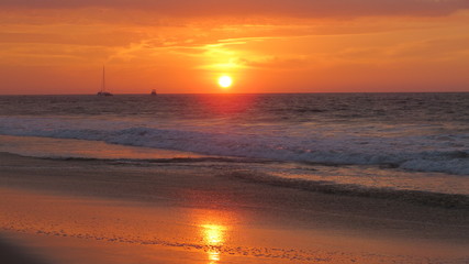 Puesta del sol romántica al pie del mar