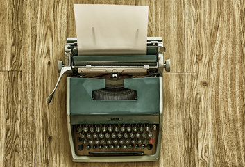 Maquina de escribir vintage con papel para escribir
