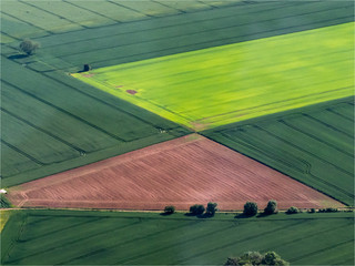 Obraz premium vue aérienne de champs colorés à Quincampois-Fleuzy dans l'Oise en France