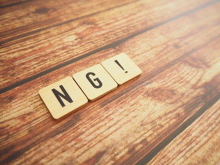 木製ブロックにNGの単語、ビンテージ風