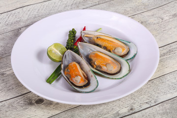 Half mussels with lime and pepper