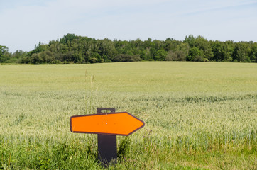 Turn right road sign in a farmers field © olandsfokus