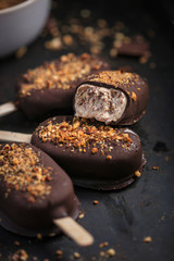 Batonnets de glace au chocolat et amandes