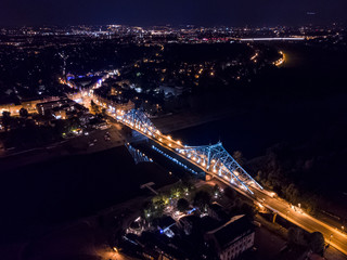 Fototapeta na wymiar Blaues Wunder Dresden - Brücke mit Elbe bei Nacht weiter von oben