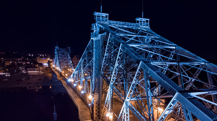 Blaues Wunder Dresden - Brücke mit Elbe bei Nacht