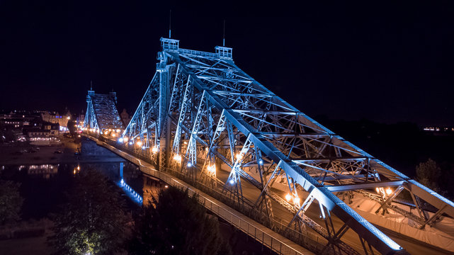 Blaues Wunder Dresden - Brücke mit Elbe bei Nacht