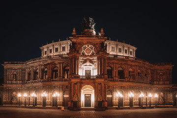 Fototapeta na wymiar Semperoper Dresden Frontal Nachts