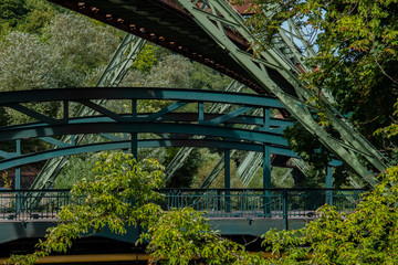Die Schwebebahn und die Br&uuml;cke