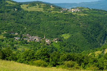 Fototapeta na wymiar Road to Prato Barbieri, landscape of Appennino
