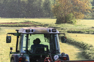 Vater und Sohn im Traktor bei der Arbeit © claudia