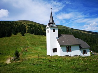 Fototapeta na wymiar Gleinalm Speikkogel mit Kapelle und Gasthaus