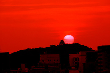 Obraz premium 夕焼け 小牧山城の夕焼け 夕焼けの小牧山 夕日