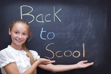 Giovane studentessa concetto ritorno a scuola