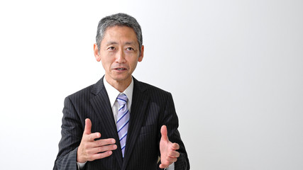 説明する中高年男性
