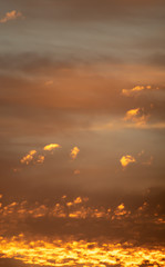 Nuvens laranja no pôr-do-sol