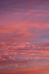 Nuvens rosadas do pôr-do-sol