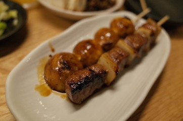 日本の北海道のとても美味しい串焼き