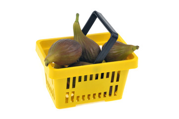 Panier en plastique de figues fraîches sur fond blanc