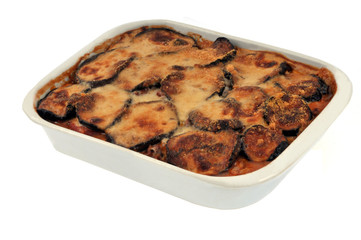 Moussaka dans un plat sur fond blanc