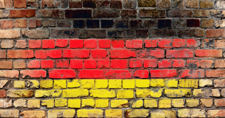 Alte Ziegelwand mit Deutschlandfahne