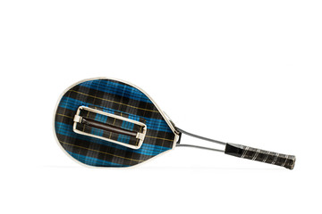 Raqueta de tenis antigua sobre fondo blanco aislado vista de frente. Copy space