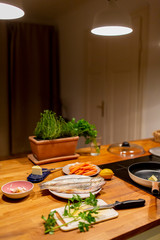 frische Zutaten für das Abendessen in der Küche, Fische, Möhren, Zitrone, Butter, Kräuter
