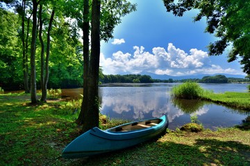 夏の湖畔・カヌーのある風景