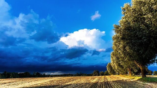 schnell ziehende Sturmwolken &uuml;ber Feld im Herbst