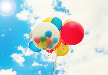 Obraz premium Bright colorful balloons over blue sky background